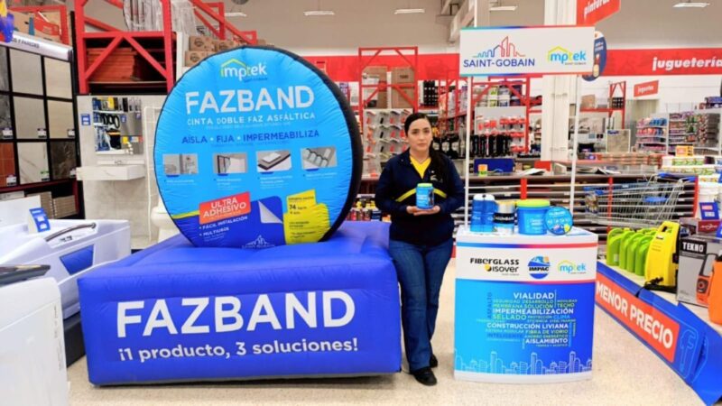 Impulsadora de Trade Hunter presentando producto junto a material POP inflable en punto de venta de retail