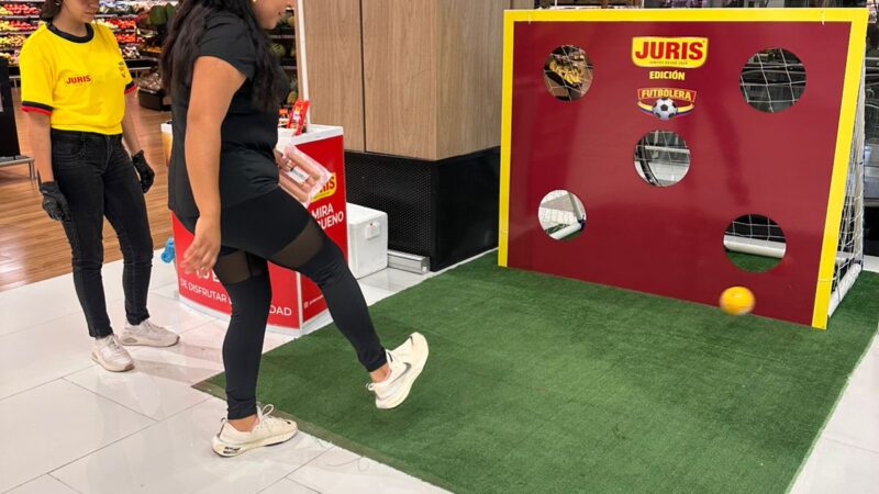 Activación con juego de fútbol dentro de un supermercado, con impulsadora de Trade Hunter supervisando