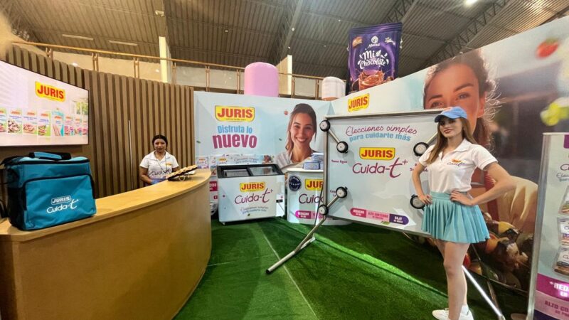 Stand de marca en feria comercial con anfitriona y material gráfico de gran formato