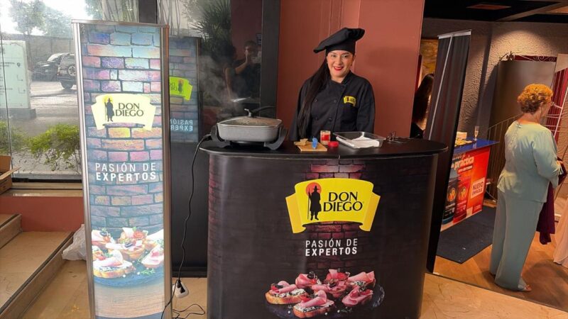 Degustación de producto en punto de venta, con chef preparando muestras en isla de marca
